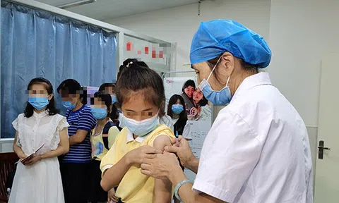 Mẹ từng mắc ung thư cổ tử cung, con gái có cần tiêm vắc xin HPV sớm hơn bình thường?