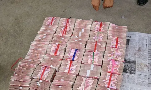 Tịch thu 18 tỷ đồng tiền mặt xếp từng cọc ngay ngắn trong tường 1 căn nhà xập xệ