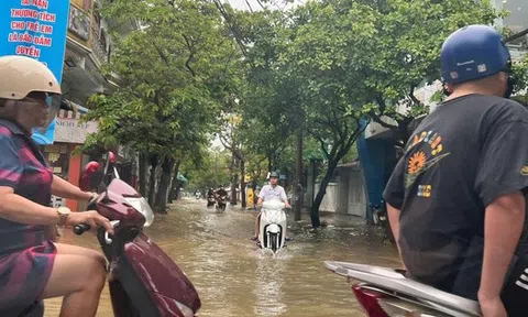 Hình ảnh đường phố Huế "lạ lùng" giữa mùa hè