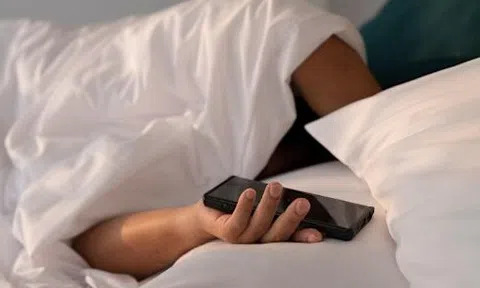 Có nên để điện thoại cách xa 1,5 mét khi ngủ? Không phải vì bức xạ mà vì...