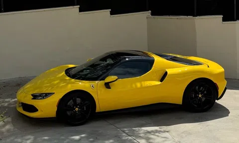 Lisa lại 'flex nhẹ' với siêu xe Ferrari 296 GTS