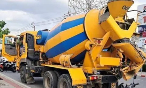Va chạm với xe bồn trộn xi măng, hai mẹ con đi xe máy tử vong