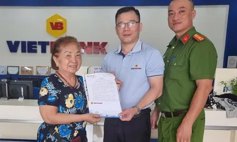 Tài khoản lương hưu của cụ bà 73 tuổi cộng thêm 300 triệu đồng, Công an Hải Phòng lập tức phong tỏa, làm việc với ngân hàng để xác minh