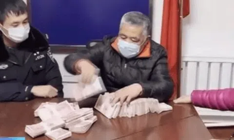 Bé trai nhặt được túi vải chứa 941 triệu đồng tiền mặt và cái kết