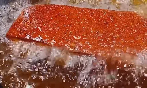 Đặc sản chờ gần 5 tiếng mới "ra lò", xưa ít người biết nay dân phố thích mê