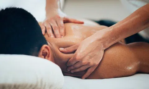 Mát xa cổ vai gáy, người đàn ông liệt luôn 2 chân
