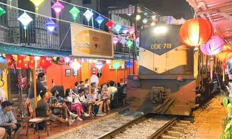 Báo nước ngoài nói 1 điều bất ngờ về cà phê đường tàu ở Hà Nội