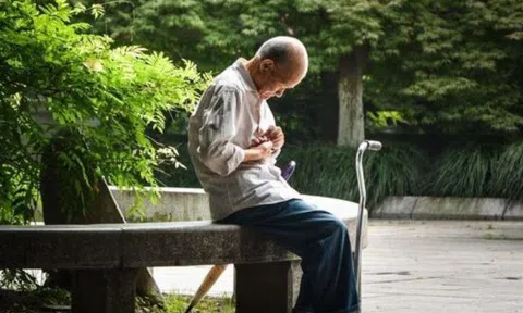 Vợ qua đời, cụ ông 95 tuổi ra ngân hàng rút tiết kiệm 1 tỷ đồng nhưng bị từ chối: "Ông không có quyền thừa kế"