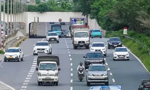 Xe máy tràn vào cao tốc Đại lộ Thăng Long 'né' ùn tắc