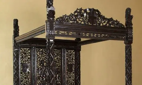 Bất ngờ lai lịch chiếc giường gỗ 700 tỷ đồng bị bỏ lại trong bãi đậu xe