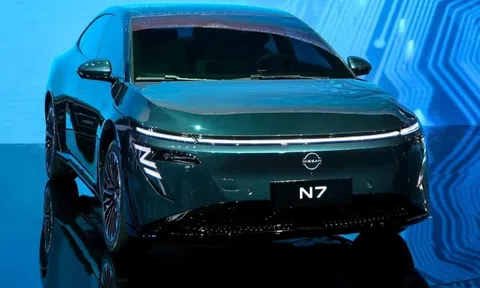 Khách Trung Quốc đổ xô đặt cọc xe điện Nissan