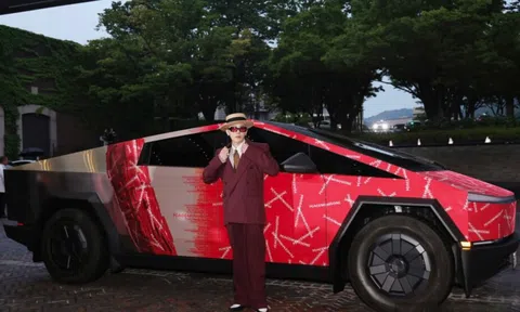 G-Dragon 'nhuộm đỏ' Tesla Cybertruck