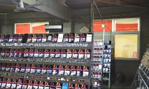 Tịch thu hơn 20.000 điện thoại phát sáng 24/7 và 32 tỷ đồng trong một căn nhà cũ