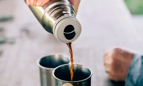 Người đàn ông tử vong sau 10 năm dùng một chiếc bình giữ nhiệt