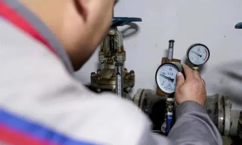 Vắng nhà 1 tháng, về nhận hóa đơn tiền nước 16 triệu đồng, chủ nhà yêu cầu kiểm tra đồng hồ thì được thông báo: Có bất thường từ nhà hàng xóm