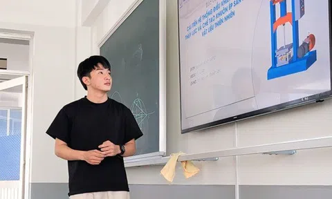 "Hành trang của con chỉ có niềm tin của mẹ và cuốn sổ hộ nghèo" - 1 phút phát biểu khiến cả hội trường bật khóc