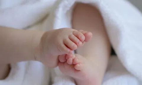 Người đàn ông lên cơn đau tim, ngã đè con trai 3 tháng tuổi, cả hai đều tử vong