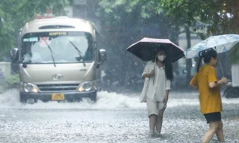 Mưa xối xả nhiều giờ, 10 tỉnh nguy cơ sạt lở cao, cảnh báo có lũ