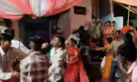 Gia đình cô dâu lao lên sân khấu, ẩu đả dữ dội với gia đình chú rể