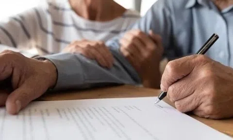 Con trai cả xây nhà 10 tỷ đồng báo hiếu, mẹ vừa qua đời, anh em kiện ra tòa đòi thừa kế: Tòa phán “tài sản không thuộc về người đứng tên sổ đỏ”