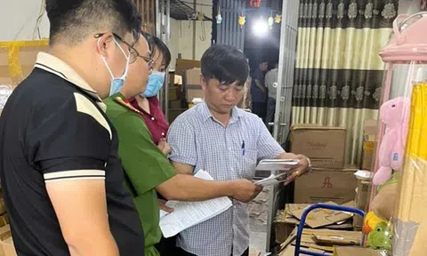 Loạt ảnh Công an TP HCM khám xét 3 địa điểm, bắt 7 người