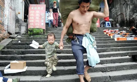 Cặp cha con trong bức ảnh “cõng cả thế giới trên vai vì con” bây giờ ra sao?