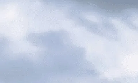 Video bé trai bị diều cuốn bay lơ lửng trên không trung, cư dân mạng thót tim trước cảnh tượng "nghẹt thở"