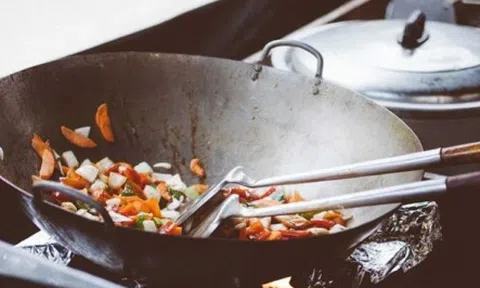 Hai vợ chồng đều mắc ung thư vú, bác sỹ chỉ ra 6 yếu tố gây họa