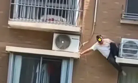 Bị bắt quả tang ngoại tình, người đàn ông đu bám bên ngoài toà nhà kêu cứu
