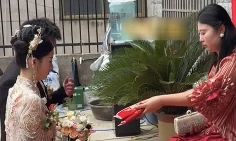 Mẹ vợ 37 tuổi gây sốt vì nhan sắc trẻ trung, "chiếm sóng" tại đám cưới con gái