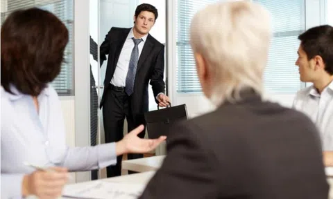 Khi đến muộn, người thường nói “xin lỗi, tôi bị kẹt xe”, người EQ cao không vòng vo, viện cớ mà ghi điểm nhờ cách trả lời tinh tế này