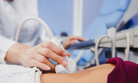 Người đàn ông Hà Nội có gan “cứng đơ” vì uống 1 loại nước, bác sĩ cảnh báo nóng