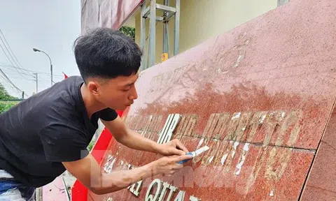 Hà Nội gấp rút thay biển trụ sở, chờ 'thời khắc lịch sử'