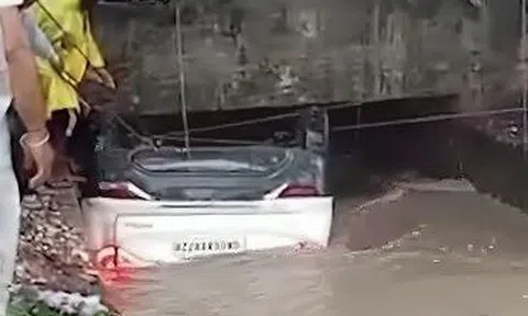Ô tô rơi xuống kênh, 4 người trong một gia đình tử vong