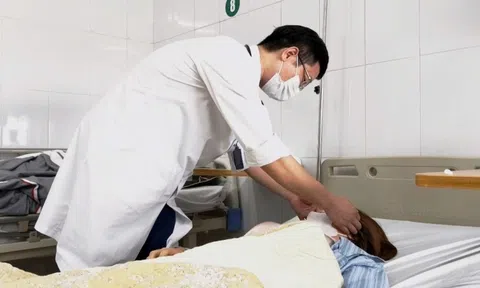 Tự nặn mụn bọc, nữ bệnh nhân nhập viện vì viêm mô bào