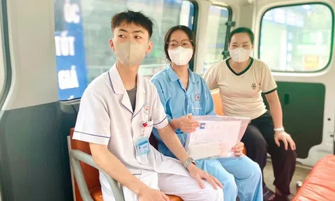 Nữ sinh vừa mổ ruột thừa được xe cấp cứu đưa đến điểm thi tốt nghiệp