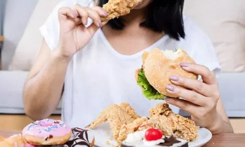Cô gái 21 tuổi suýt vỡ dạ dày vì ăn cùng lúc 4kg thực phẩm