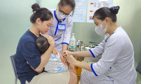 Tiêm miễn phí cho người đến vùng dịch, điểm mới trong chính sách tiêm chủng