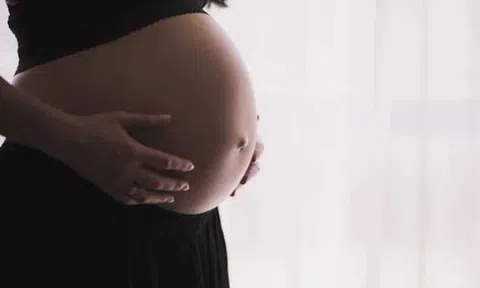 Sinh con tại bệnh viện, sản phụ bị y tá bôi nhầm axit lên bụng