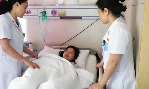 Cô gái bị viêm dạ dày ruột cấp tính, nhập viện 3 ngày vì uống 1 cốc cà phê đá