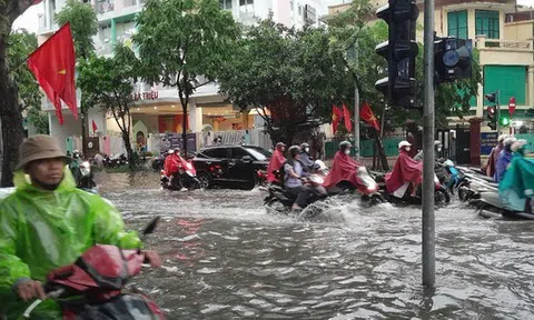 Mưa lớn khiến nhiều tuyến phố ở Hà Nội ngập sâu, ách tắc