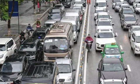 Ô tô dàn hàng 6, xe máy leo vỉa hè ngày đầu phân làn cứng đường Võ Chí Công