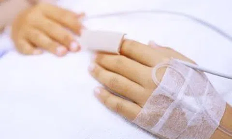 Bé gái 5 tuổi bị co giật, hôn mê sau khi tắm suối nước nóng