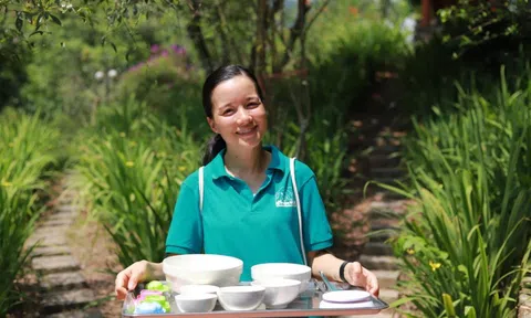 MC Minh Trang founder Làng Háo Hức gây tranh cãi về câu chuyện dạy con gái 7 tuổi bị lạnh cũng không được xin chăn trên máy bay vì... lãng phí