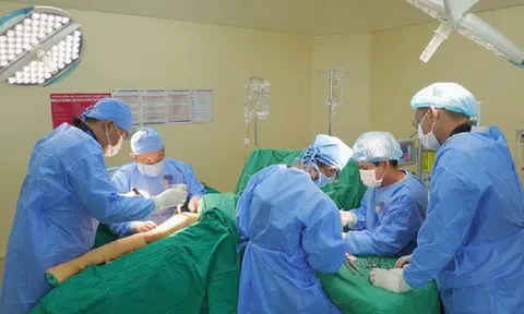 Người phụ nữ 44 tuổi bị máy cày đè gãy nhiều xương, gây chấn thương nghiêm trọng
