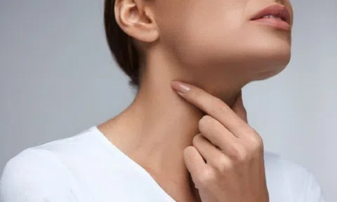 Nữ ca sĩ mất giọng, họng đau như dao cắt vì thứ đồ uống giới trẻ "mê tít"