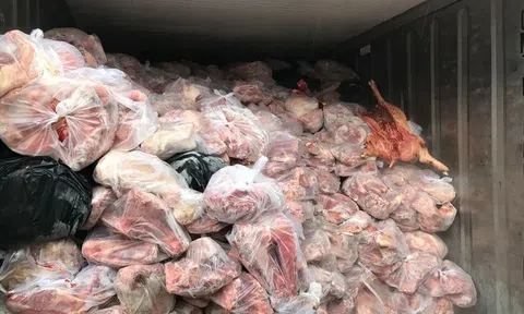 Rùng mình: Đột kích kho lạnh, tịch thu 100 tấn thịt bẩn chất thành đống, sắp chuyển đến các nhà hàng lẩu, nướng, tổng giá trị lên tới hơn 18 tỷ đồng