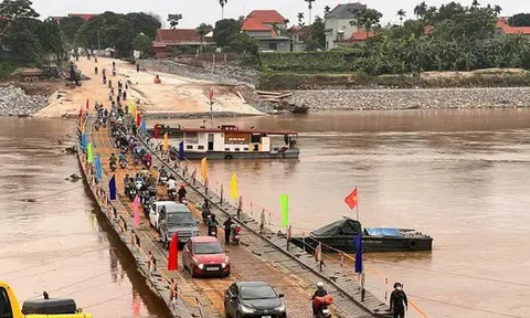 Lũ trên sông Hồng xuống thấp, cầu phao Phong Châu hoạt động trở lại