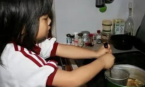 Mẹ ung thư ép con gái 4 tuổi học nấu ăn, 17 năm sau, cuộc sống của cô bé giờ ra sao?