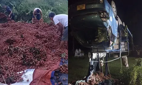 Vụ xe vải lật bị người dân "hôi của": Chủ xe nói "các bác ơi đây là vải của cháu" nhưng không ai quan tâm